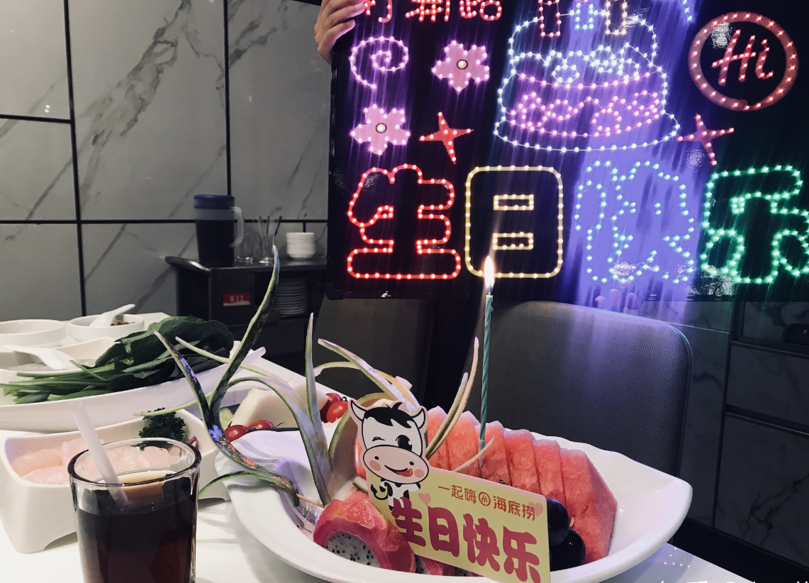 "变态"的服务 海底捞如同星巴克一样,靠的是服务从万千火锅店中脱颖而
