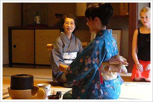 与欧美服务业中"客户是上帝"的理念不同,日式服务对服务员的角色设定