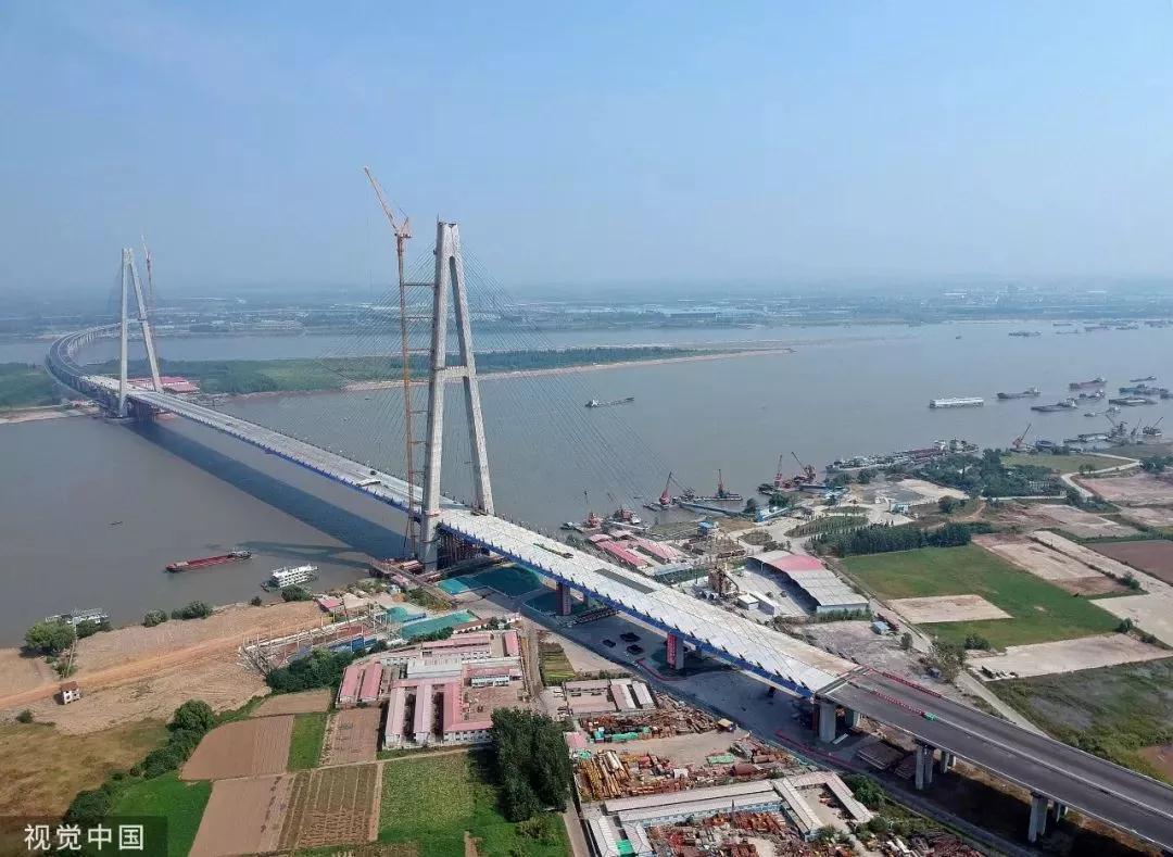 大桥为双向10车道高速公路,设计时速为100公里.