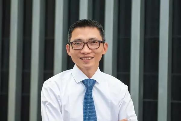 文丨华商韬略 颜宇2013年,微信横空出世占据移动互联网高地.