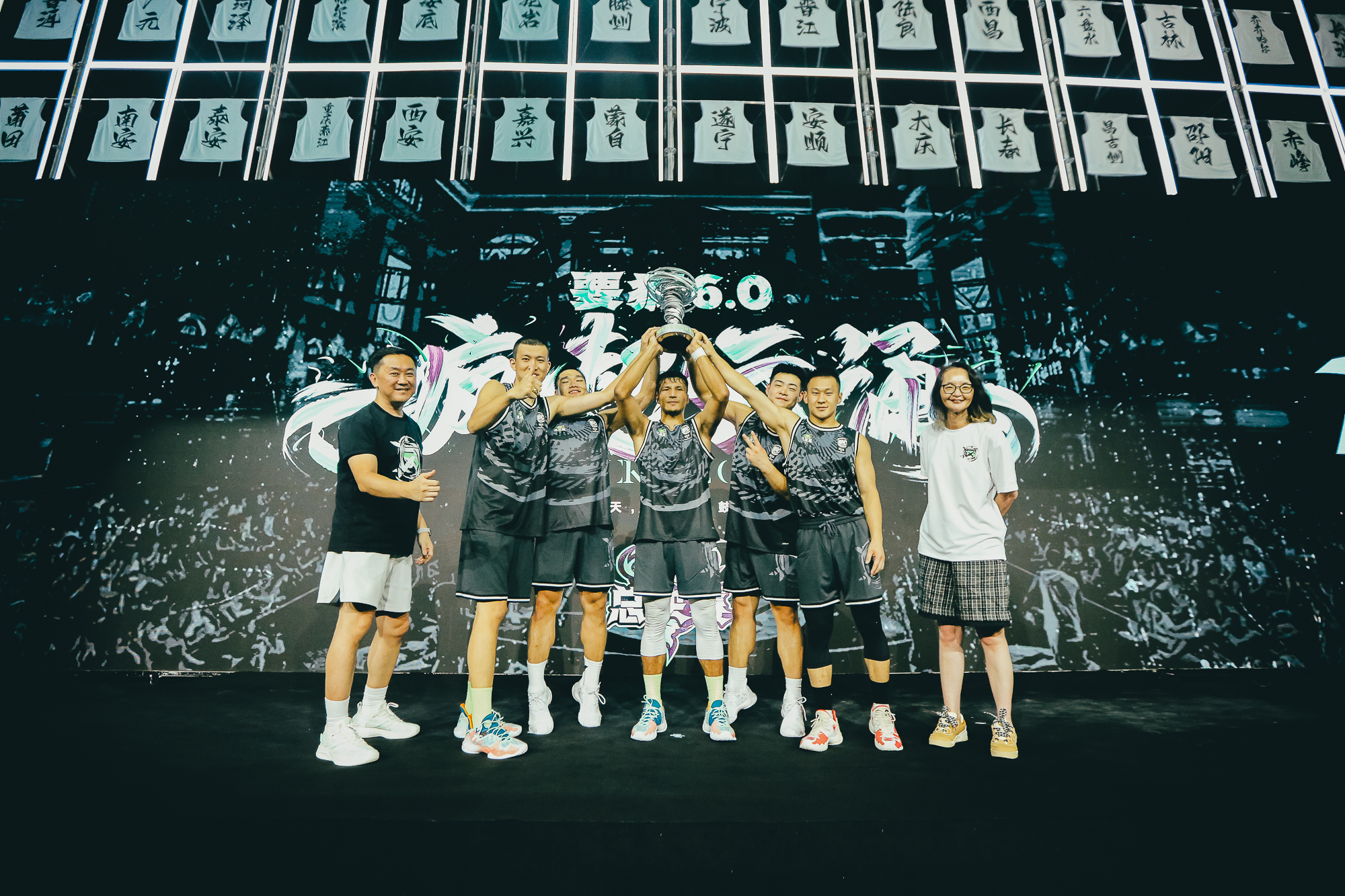 要疯六年安踏与年轻人疯出新宇宙